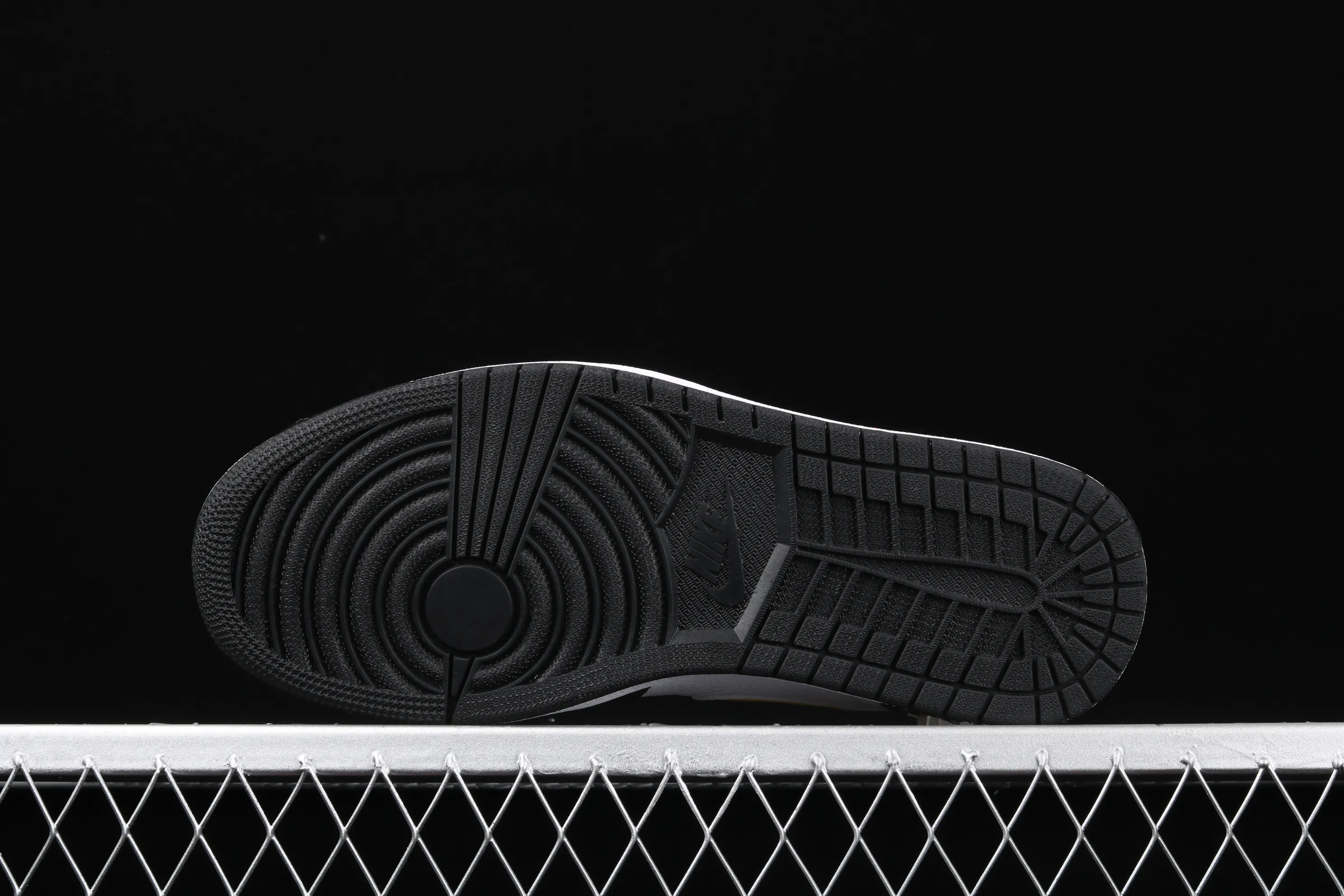 All categories Air Jordan Jordan series basketball shoes Air Jordan 1 High cost-effective version Air Jordan 1 "Dynamic Yellow" AJ1 black and white contrast stitching hook basketball shoes CD6579-071